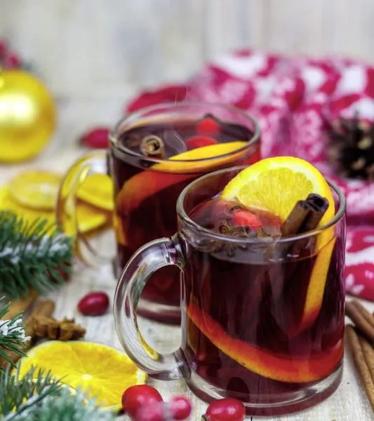 Ahşap arka planda sıcak sıcak şarap bardakları. Yeni yıl kavramı