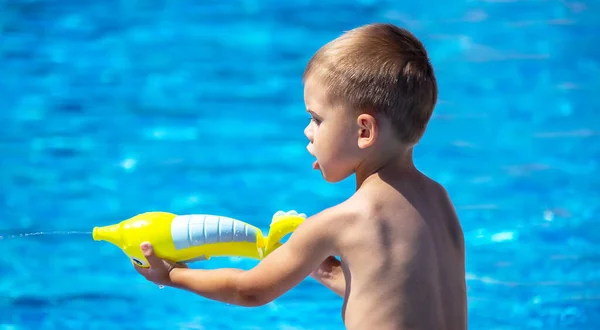 Glückliches Kind Pool Das Mit Einer Wasserpistole Spielt Freizeit — Stockfoto