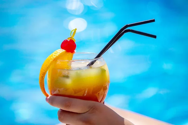 Una Chica Una Tumbona Cerca Piscina Bebe Cóctel Una Naranja —  Fotos de Stock