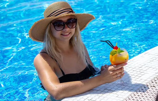 Młoda Kobieta Odpoczywa Basenie Pije Koktajl Świeżo Wyciskaną Pomarańczą Rekreacja — Zdjęcie stockowe