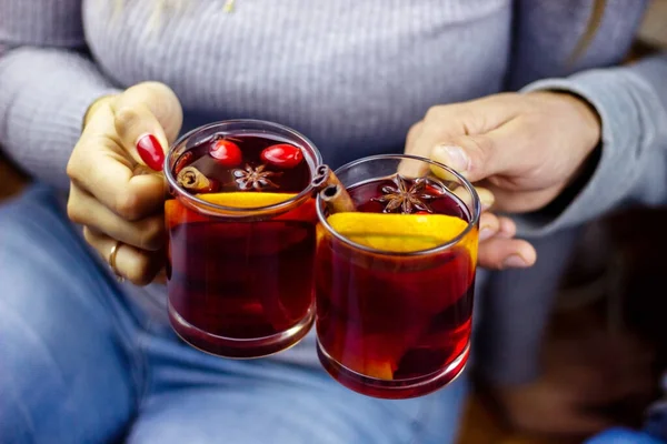 Vino Caliente Con Especias Manos Masculinas Femeninas Dulce Concepto Casero — Foto de Stock