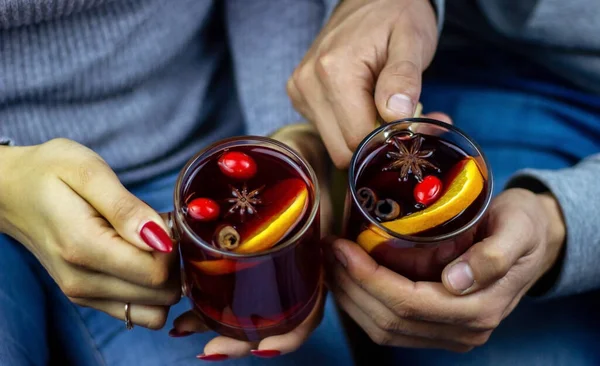 Vinho Quente Mãos Masculinas Femininas Especiarias Conceito Lar Doce — Fotografia de Stock