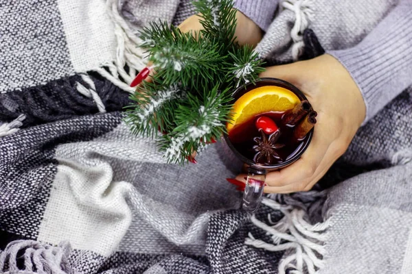 Hot Mulled Wine Male Female Hands Spices Sweet Home Concept — Stock Photo, Image