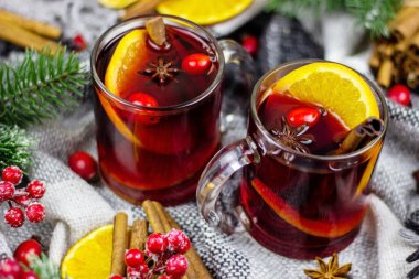 Tahta bir masada sıcak sıcak şarap. Yeni yıl konsepti. Noel