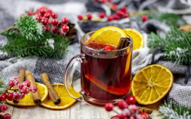 Tahta bir masada sıcak sıcak şarap. Yeni yıl konsepti. Noel