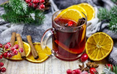 Tahta bir masada sıcak sıcak şarap. Yeni yıl konsepti. Noel