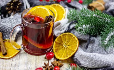 Tahta bir masada sıcak sıcak şarap. Yeni yıl konsepti. Noel
