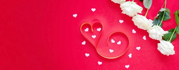 Kırmızı Arka Planda Sevgililer Günü Konsepti Çiçek Kalbi Seçici Odak — Stok fotoğraf