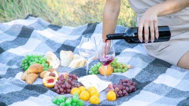 Doğadaki kız şarap içer. Seçici odak