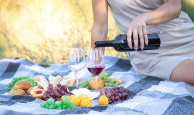 Doğadaki kız şarap içer. Seçici odak