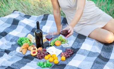 Doğadaki kız şarap içer. Seçici odak