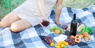 Doğadaki kız şarap içer. Seçici odak