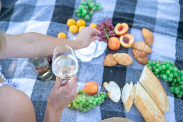 Picnic Nature Girl Man Holding Glasses Hands Wine Selective Focus — Foto Stock