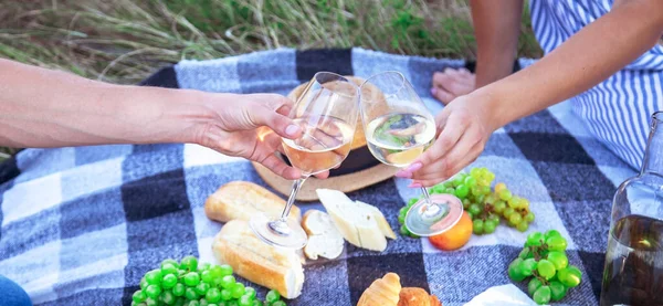 Couple Love Drinks Wine Picnic Selective Focus Nature — Foto Stock