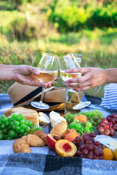 Couple Love Drinks Wine Picnic Selective Focus Nature — Foto Stock