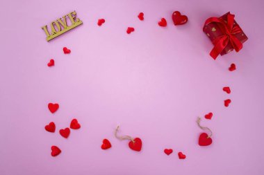 Pembe arka plan sevgililer günü planı. Uçak yolculuğu. seçici odak