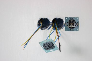 Beyaz Uk prizlerine siyah priz ve erkek kolu takılıyor. seçici odak