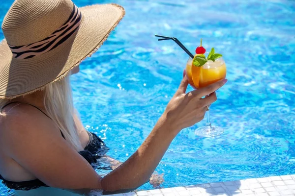 Chica Bebe Cóctel Piscina Enfoque Selectivo — Foto de Stock