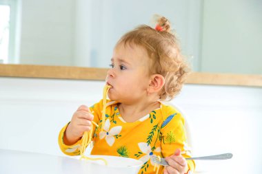 Mutfaktaki çocuklar makarna yiyorlar. seçici odak