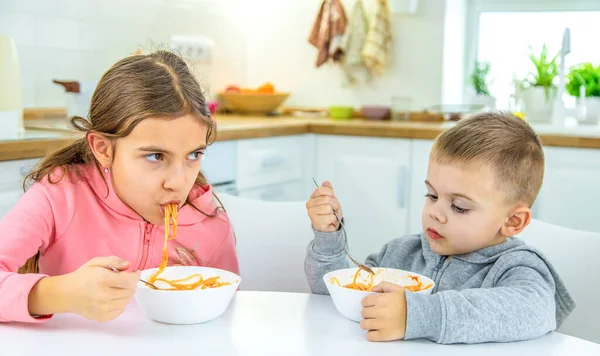 Dzieci Kuchni Przy Stole Obracając Makaron Ukierunkowanie Selektywne — Zdjęcie stockowe