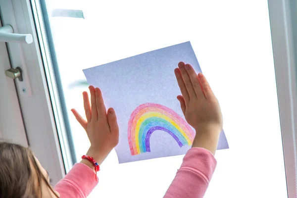Arco Íris Desenhado Uma Folha Crianças Seguram Uma Folha Com — Fotografia de Stock