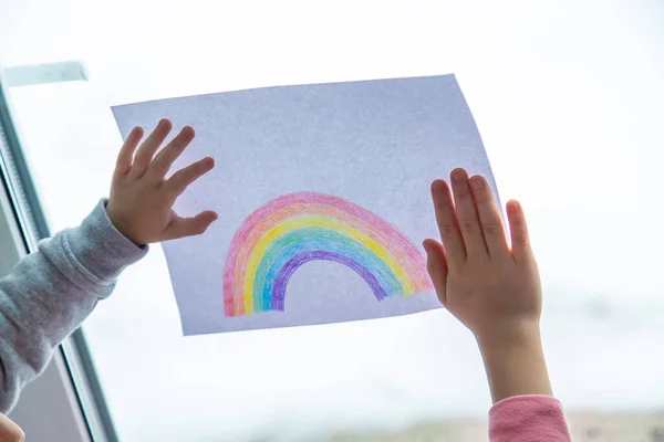 Gezeichneter Regenbogen Auf Einem Laken Kinder Halten Ein Blatt Mit — Stockfoto