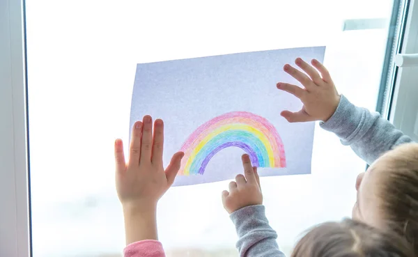 Gezeichneter Regenbogen Auf Einem Laken Kinder Halten Ein Blatt Mit — Stockfoto