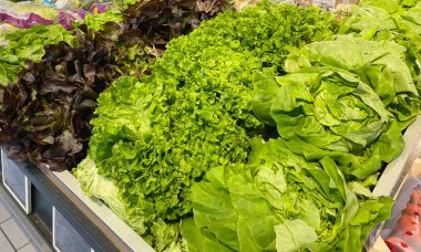 Süpermarkette sebzeler ve meyvelerle tezgahlar. Süpermarketten alışveriş yapmak. seçici odak