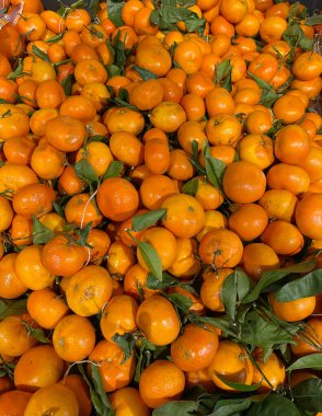 Süpermarkette sebzeler ve meyvelerle tezgahlar. Süpermarketten alışveriş yapmak. seçici odak