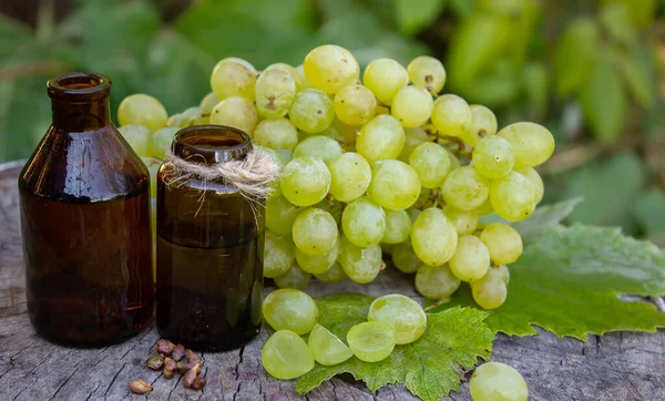 Óleo Semente Uva Frasco Vidro Uvas Frescas Para Spa Cuidados — Fotografia de Stock