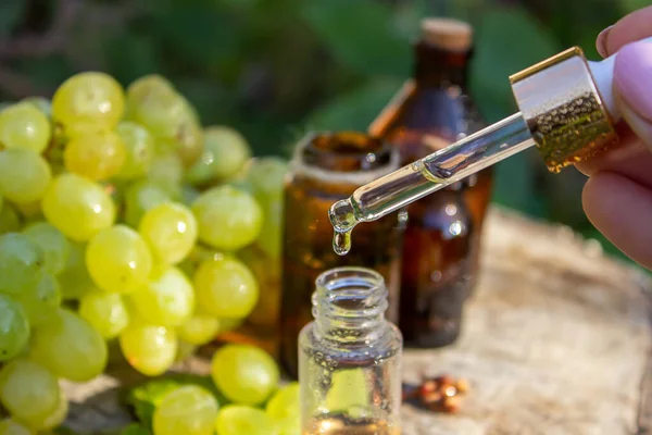 Druvkärneolja Glasburk Och Färska Druvor För Spa Och Kroppsvård Begreppet — Stockfoto