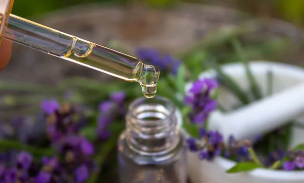 Örtolja Och Lavendel Blommor Trä Bakgrund Naturen Selektivt Fokus — Stockfoto