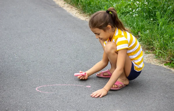 Criança Desenha Com Giz Pavimento Coração Sol Natureza Foco Seletivo — Fotografia de Stock
