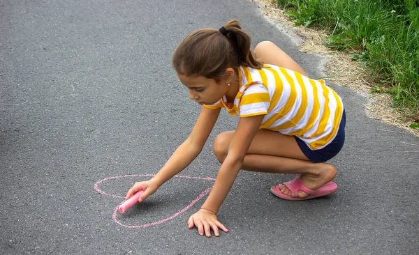 小孩在人行道上用粉笔画画 心是太阳 大自然 选择性重点 — 图库照片