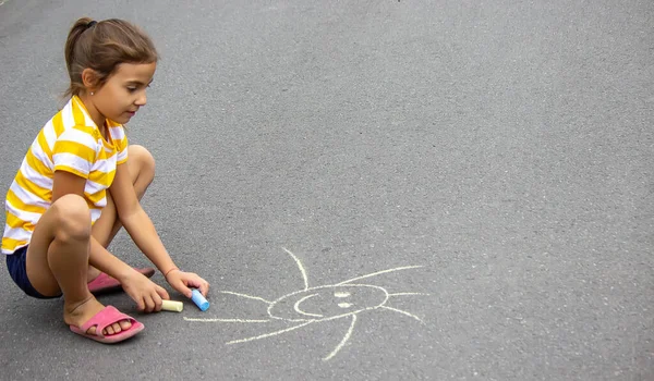 Niño Dibuja Con Tiza Pavimento Corazón Sol Naturaleza Enfoque Selectivo — Foto de Stock