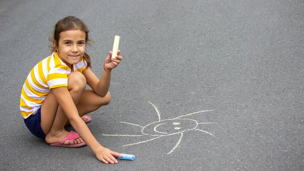 Niño Dibuja Con Tiza Pavimento Corazón Sol Naturaleza Enfoque Selectivo — Foto de Stock