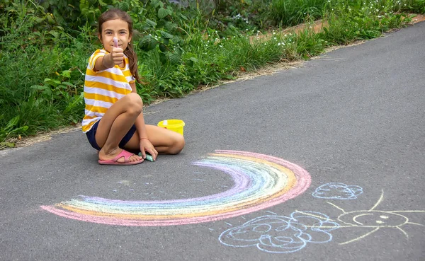 Ein Kind Zeichnet Einen Regenbogen Auf Den Asphalt Selektiver Fokus — Stockfoto