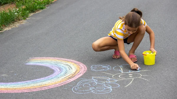 Ein Kind Zeichnet Einen Regenbogen Auf Den Asphalt Selektiver Fokus — Stockfoto