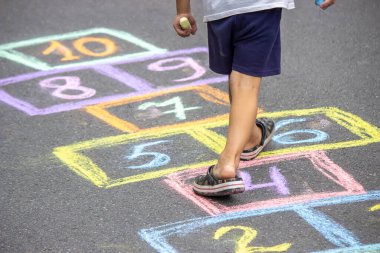 Sokak çocukları oyunları klasikleri. Seçici odaklanma. Doğa.
