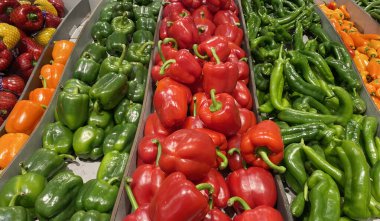 Pazar tezgahında taze meyve ve sebze seçimi. Seçici odak