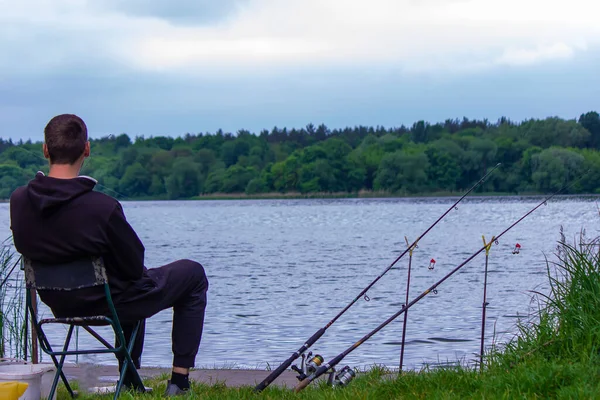 Gros Plan Une Roue Canne Pêche Homme Pêche Nature Focus — Photo