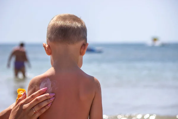 Mother Puts Cream Her Son Back Caring Baby Skin Sunscreens — Stock Photo, Image