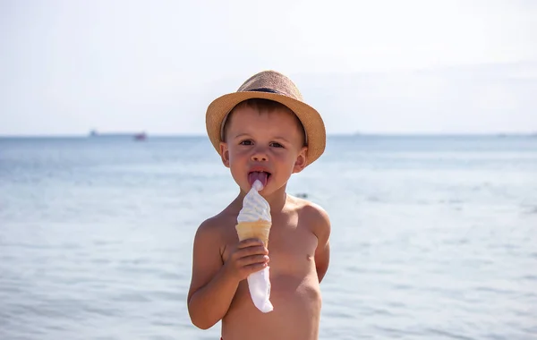 Ragazzino Mangia Gelato Sulla Spiaggia Riposati Focus Selettivo — Foto Stock