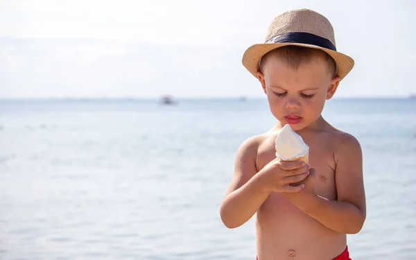 Ragazzino Mangia Gelato Sulla Spiaggia Riposati Focus Selettivo — Foto Stock