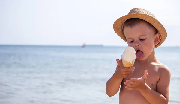 Ragazzino Mangia Gelato Sulla Spiaggia Riposati Focus Selettivo — Foto Stock