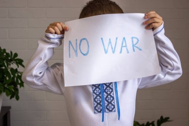 Savaş yok, savaşı durdurun. Küçük Ukraynalı vatansever. Ukrayna 'yla savaş yok. Ukrayna jeopolitik krizi. seçici odak