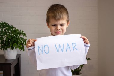 Savaş yok, savaşı durdurun. Küçük Ukraynalı vatansever. Ukrayna 'yla savaş yok. Ukrayna jeopolitik krizi. seçici odak