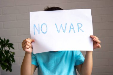 Savaş yok, savaşı durdurun. Küçük Ukraynalı vatansever. Ukrayna 'yla savaş yok. Ukrayna jeopolitik krizi. seçici odak