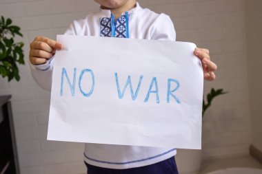 Savaş yok, savaşı durdurun. Küçük Ukraynalı vatansever. Ukrayna 'yla savaş yok. Ukrayna jeopolitik krizi. seçici odak