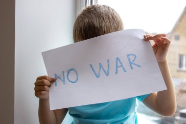 Savaş yok, savaşı durdurun. Küçük Ukraynalı vatansever. Ukrayna 'yla savaş yok. Ukrayna jeopolitik krizi. seçici odak